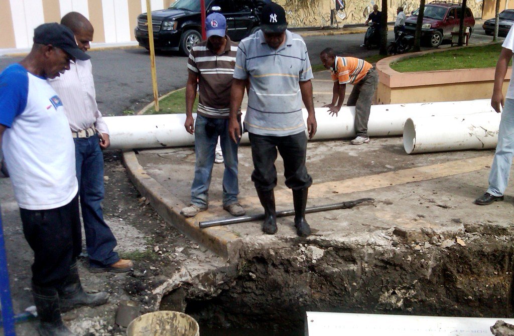 Ayuntamiento trabaja en canalización de agua pluvial